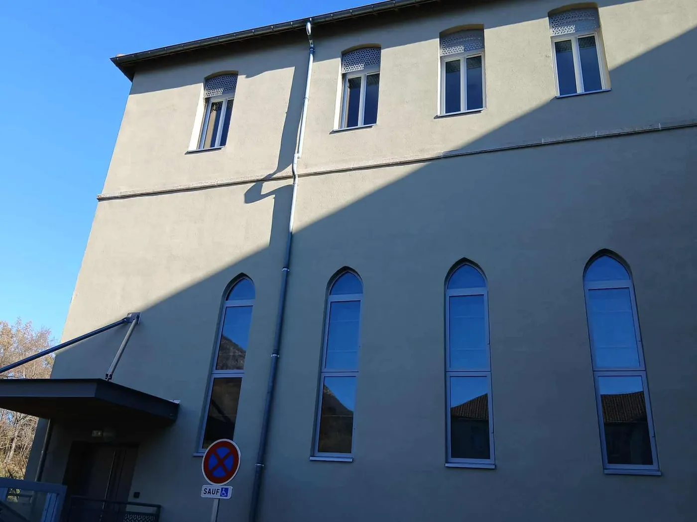 Bâtiment ancien aux menuiseries remplacées