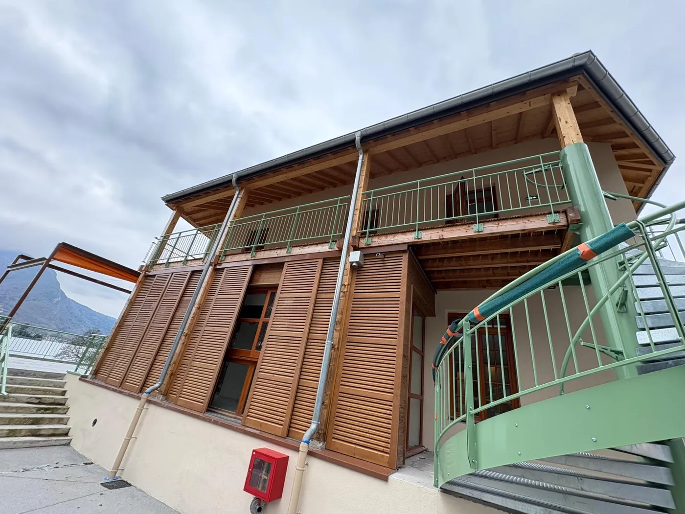 Bâtiment public avec volets coulissants en bois