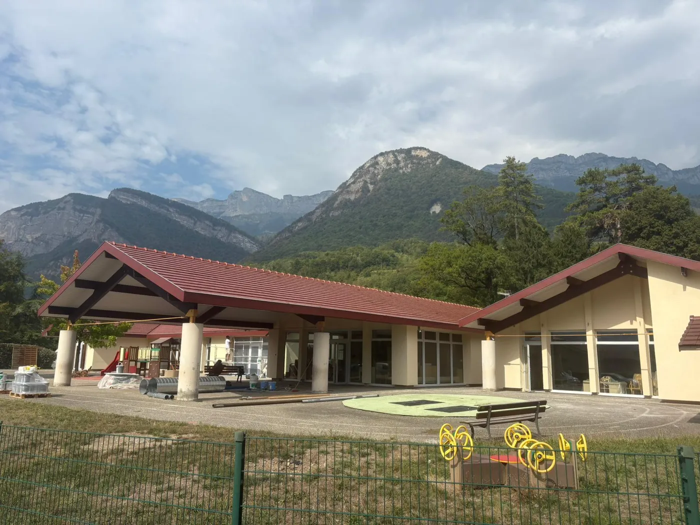 Crèche en fin de travaux au pied des montagnes