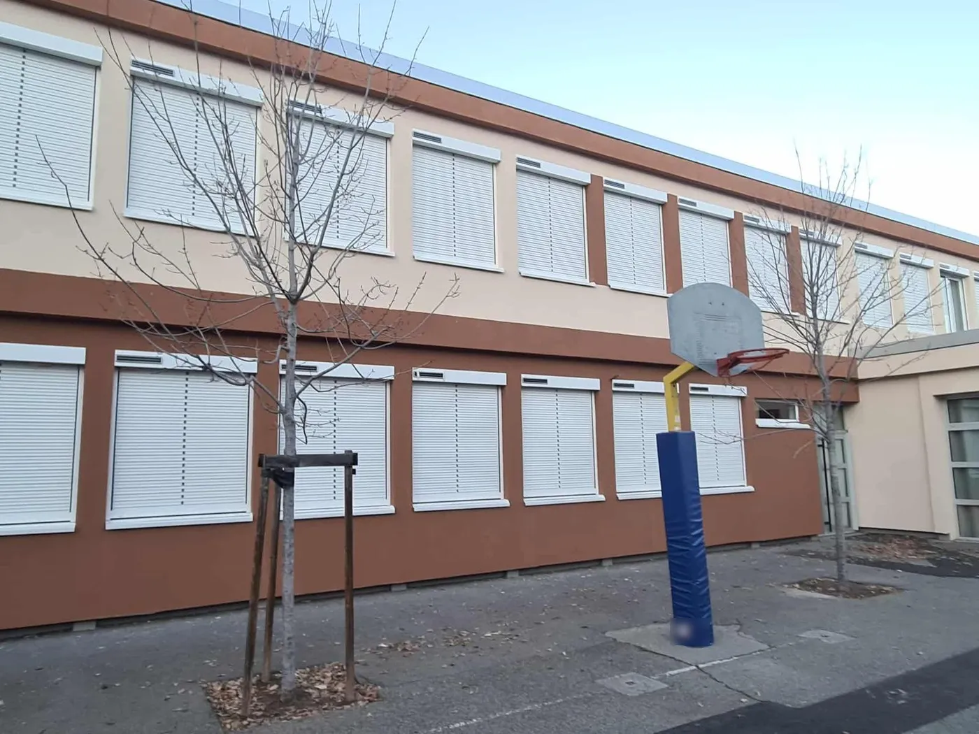 Façade d’école rénovée avec des volets roulants neufs