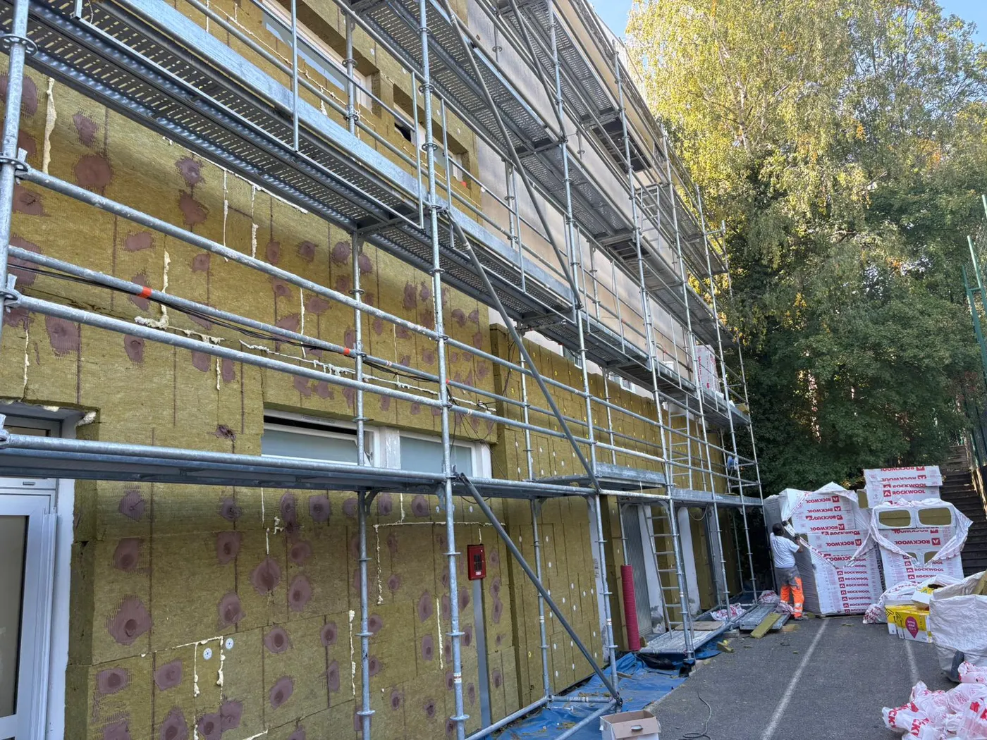 Pendant travaux : isolation par l’extérieur d’un gymnase