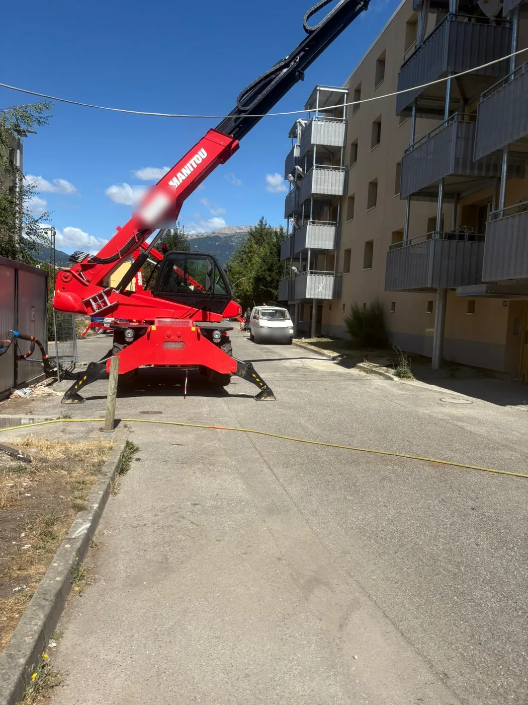 Chariot télescopique posant les balcons préfabriqués