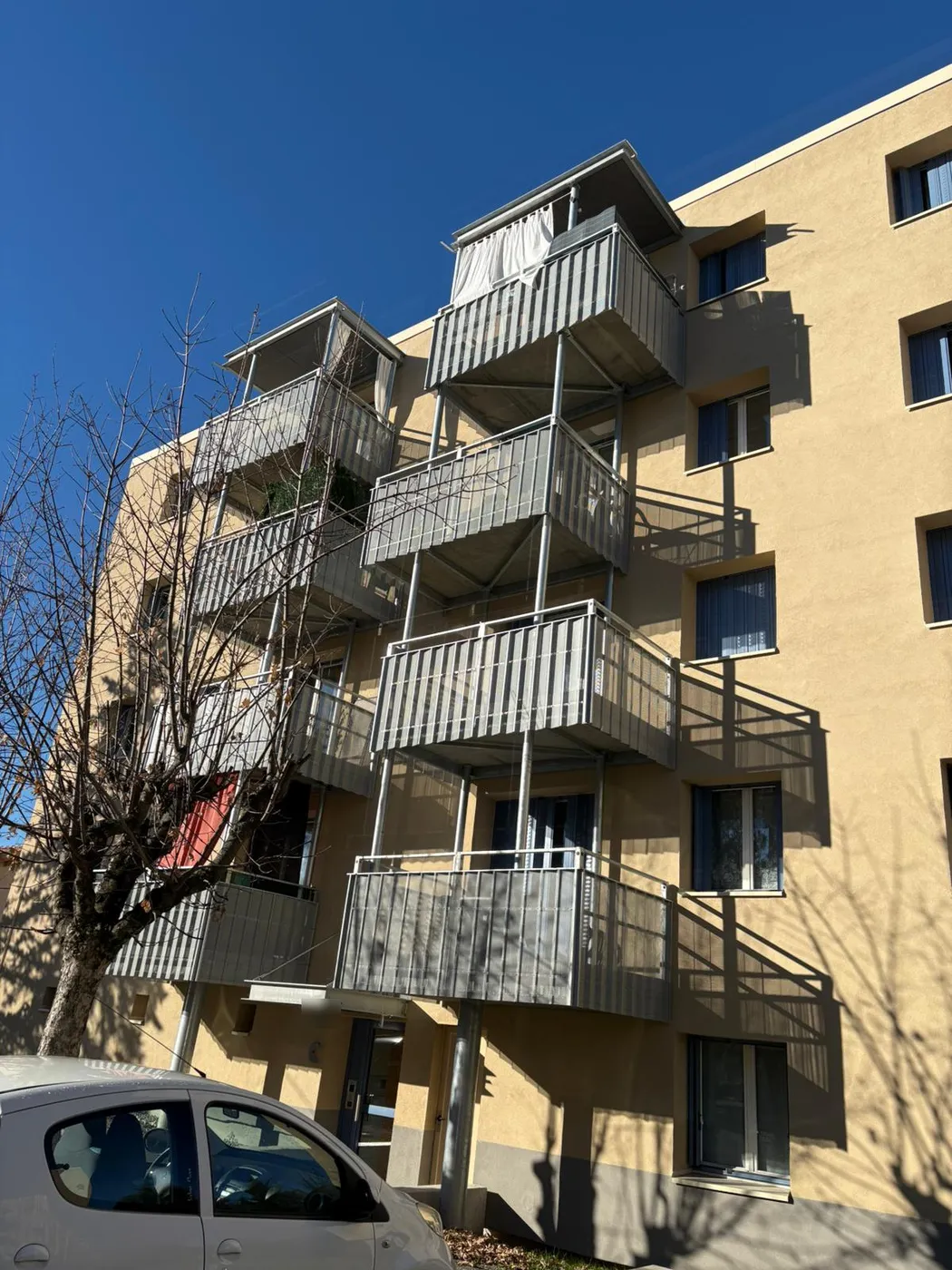Façade de résidence isolée avec des balcons métalliques neufs