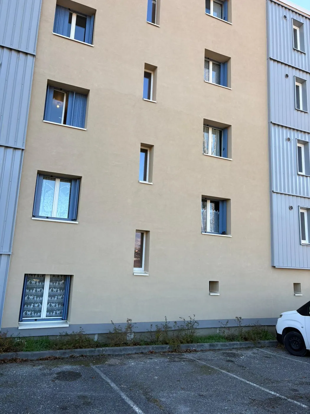 Pignon isolé avec enduit neuf et bardage métallique